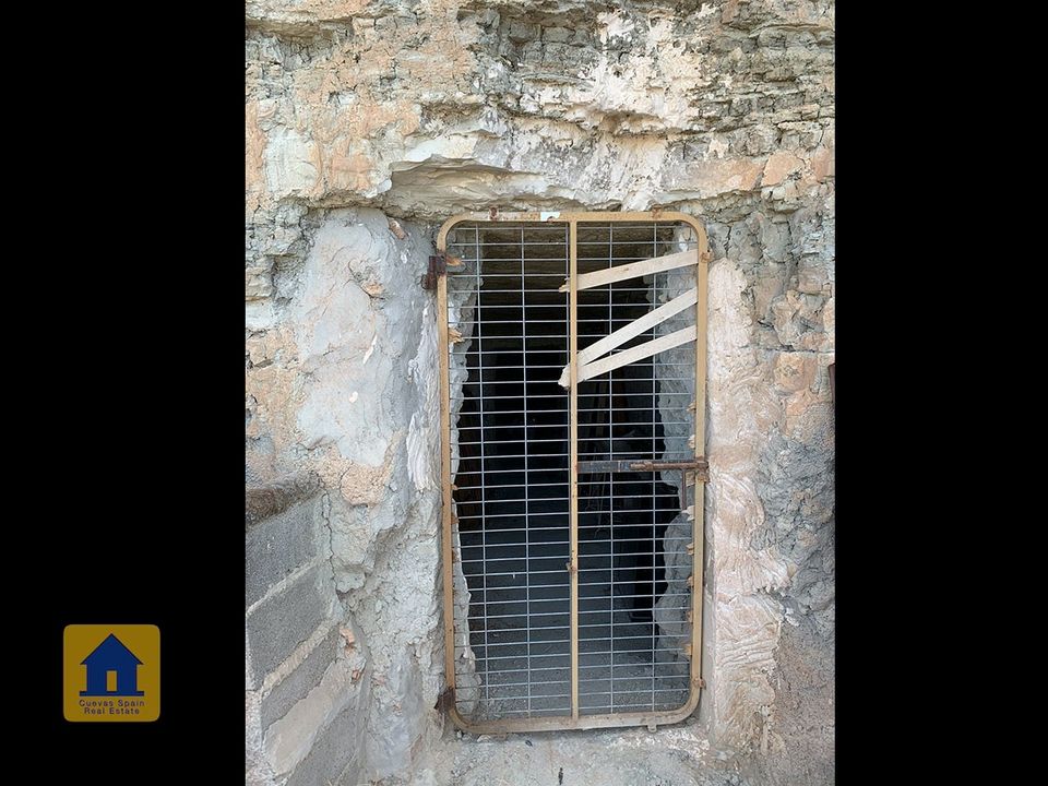 Cave house for sale in Castillejar, Granada province € 15,000 Ref